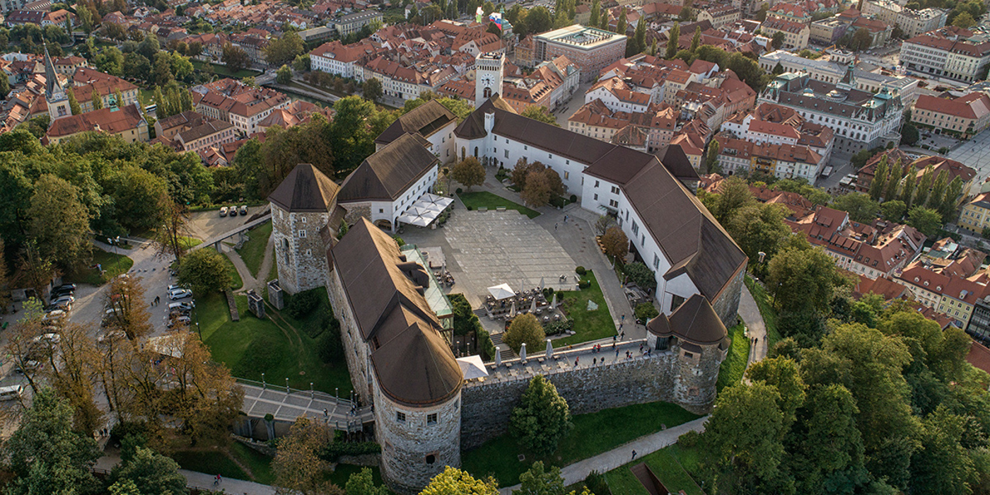 Zračni posnetek Ljubljanskega gradu z delom starega mestnega jedra v ozadju