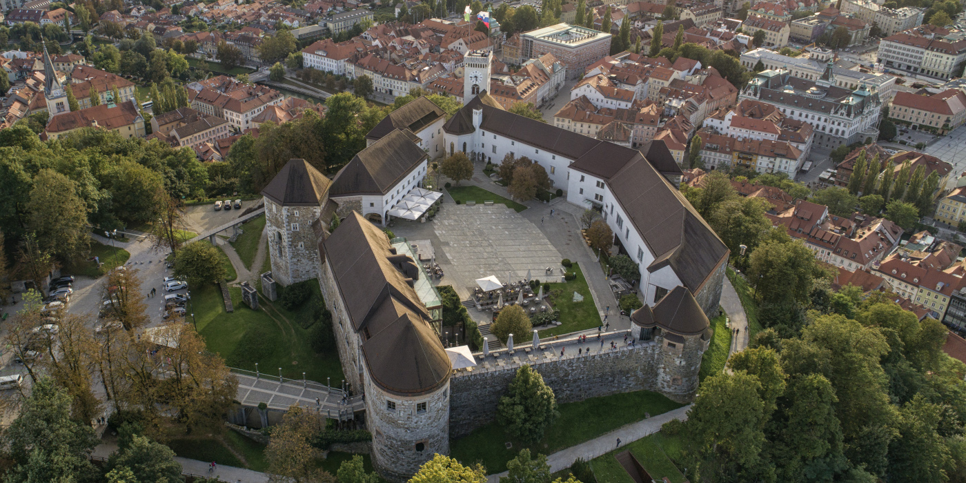 Ljubljanski grad z dronom september 2019 hi res foto arhiv LG 15