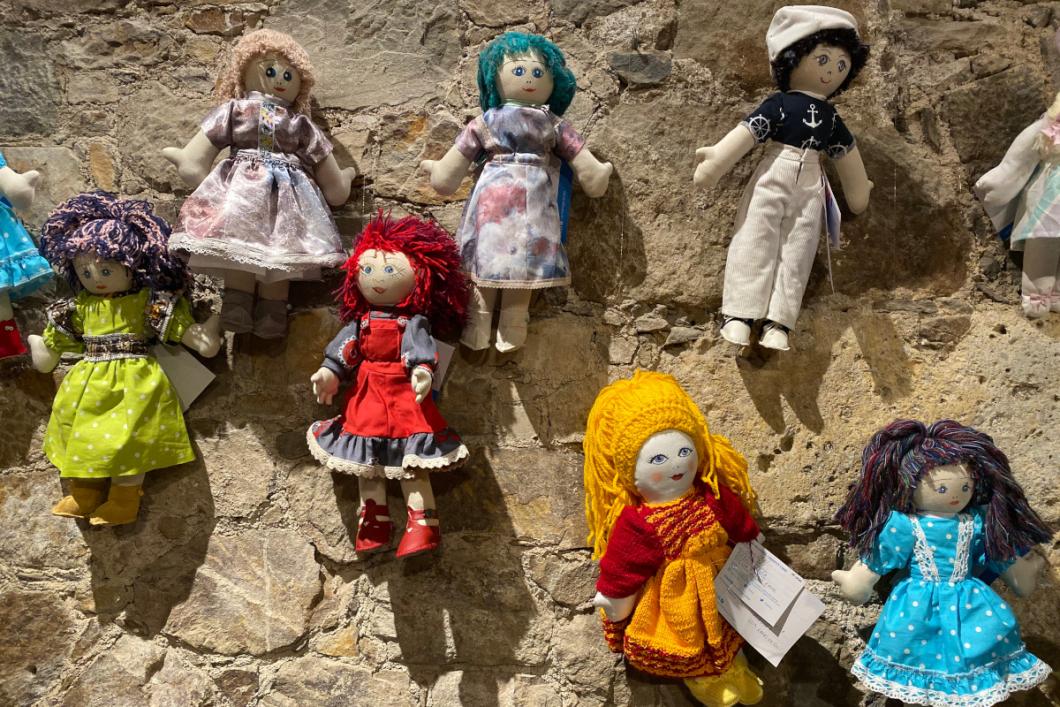 Delavnica UNICEF - ovih punčk iz cunj, punčke iz cunj na steni. Foto: arhiv UNICEF