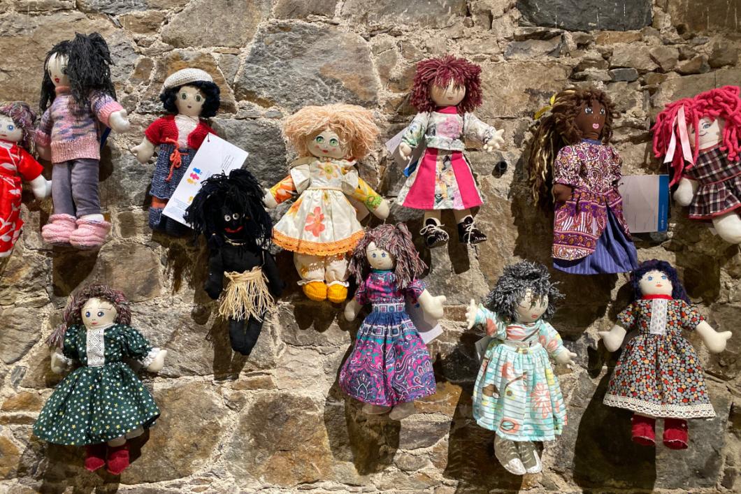 Delavnica UNICEF - ovih punčk iz cunj, punčke iz cunj na steni. Foto: arhiv UNICEF