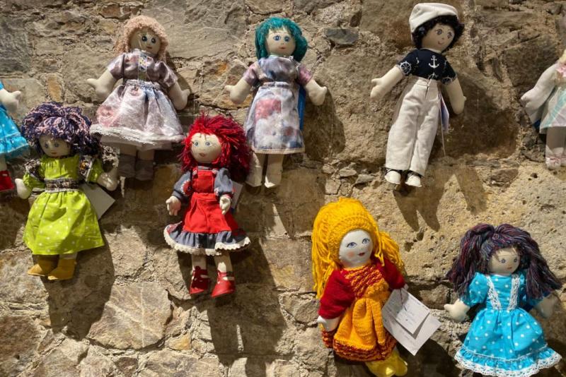 Delavnica UNICEF - ovih punčk iz cunj, punčke iz cunj na steni. Foto: arhiv UNICEF