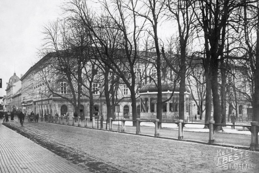 Divji kostanji in glasbeni paviljon – gloriet v parku Zvezda