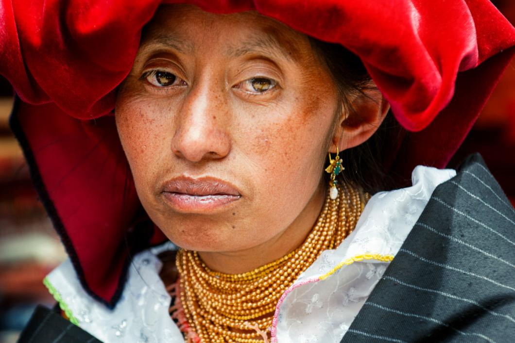 Quito, Ekvador / Pripadnica etnične skupine Kečua, največje skupine staroselcev, ki poseljuje skoraj celoten zahodni del Južne Amerike. Tako kot njihove davne prednike, Inke, jih še danes očara skrivnostna rumena kovina – zlato. 