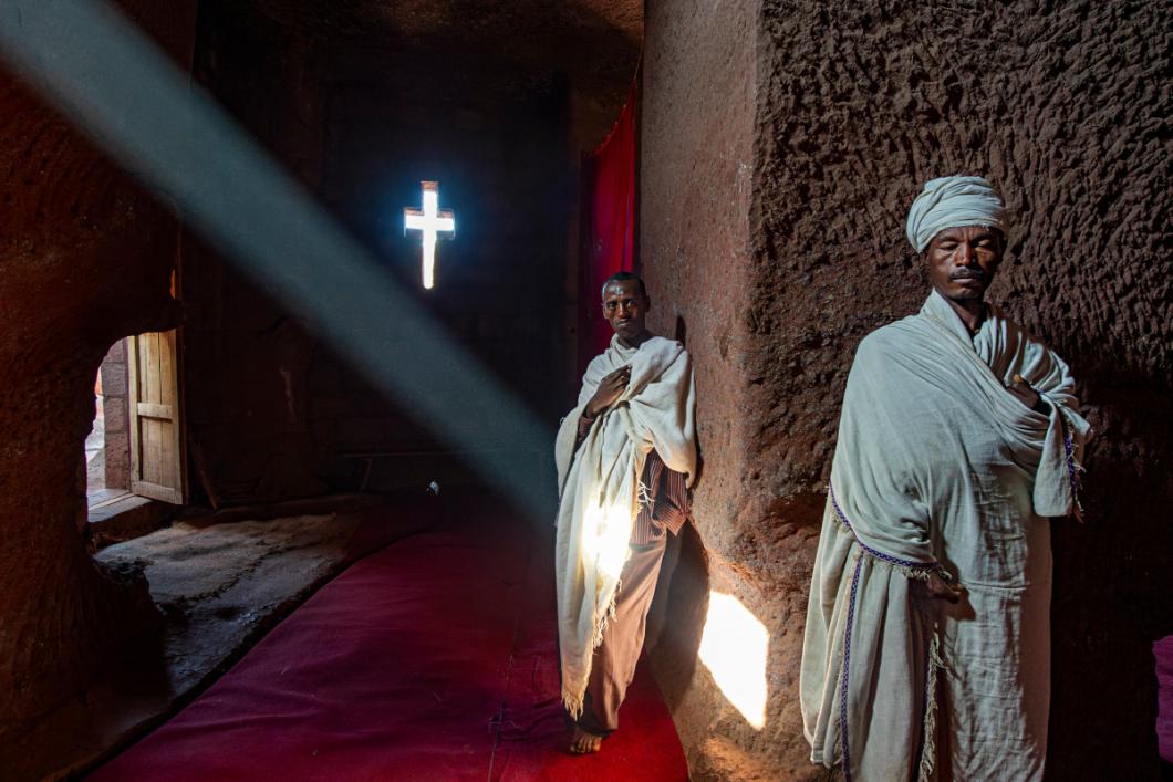 Lalibela, Etiopija / Etiopske pravoslavne cerkve iz 13. st.n.št. so vklesane v živo skalo in ker je bil to tako zahteven podvig, kroži legenda, da so podnevi cerkve klesali delavci, ponoči pa so njihovo delo nadaljevali angeli.