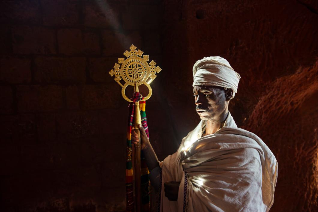 Lalibela, Etiopija / Duhovnik etiopske pravoslavne cerkve Tewahedo v eni od enajstih v živo skalo vklesanih cerkev iz 13. st.n.št. v mestu Lalibela v etiopskem višavju.