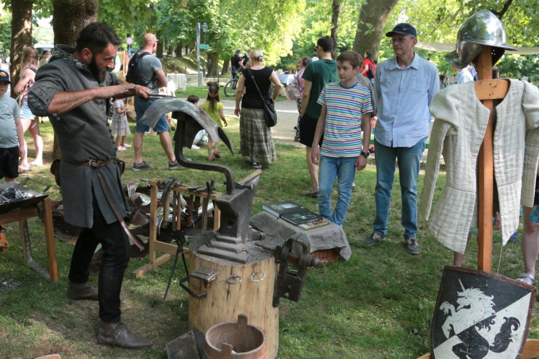 Grajski dnevi, kovaška delavnica v parku. Foto: Miha Mally