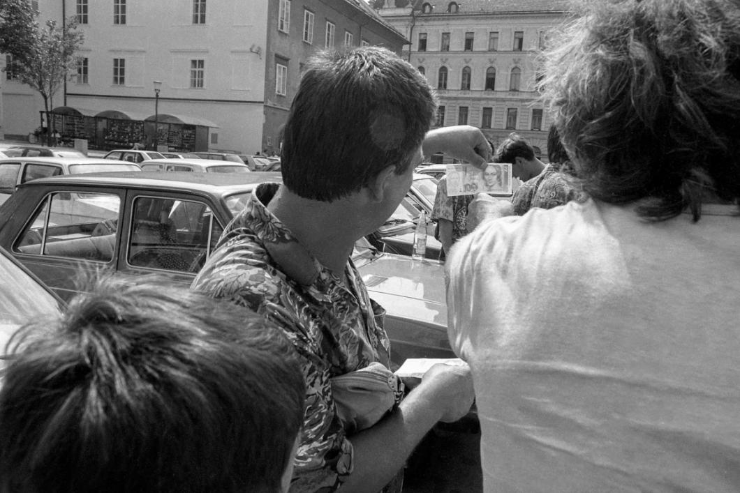 Menjava denarja na tržnici, Ljubljana, 1992, iz serije Slovenci. © MNSZS. Foto: Hanno Hardt. Fotografija je avtorsko zaščitena.