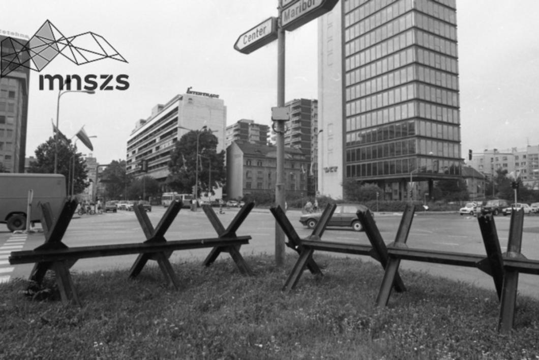 Samostojna Slovenija, križišče Dunajske in Slovenske ulice, Ljubljana, 1992, iz serije Slovenci. © MNSZS. Foto: Hanno Hardt. Fotografija je avtorsko zaščitena.