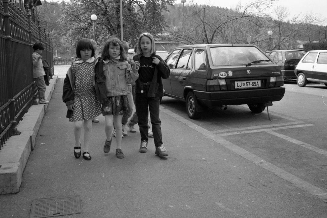 Prijateljice, Prule, Ljubljana, 1996, iz serije Slovenci. © MNSZS. Foto: Hanno Hardt. Fotografija je avtorsko zaščitena.