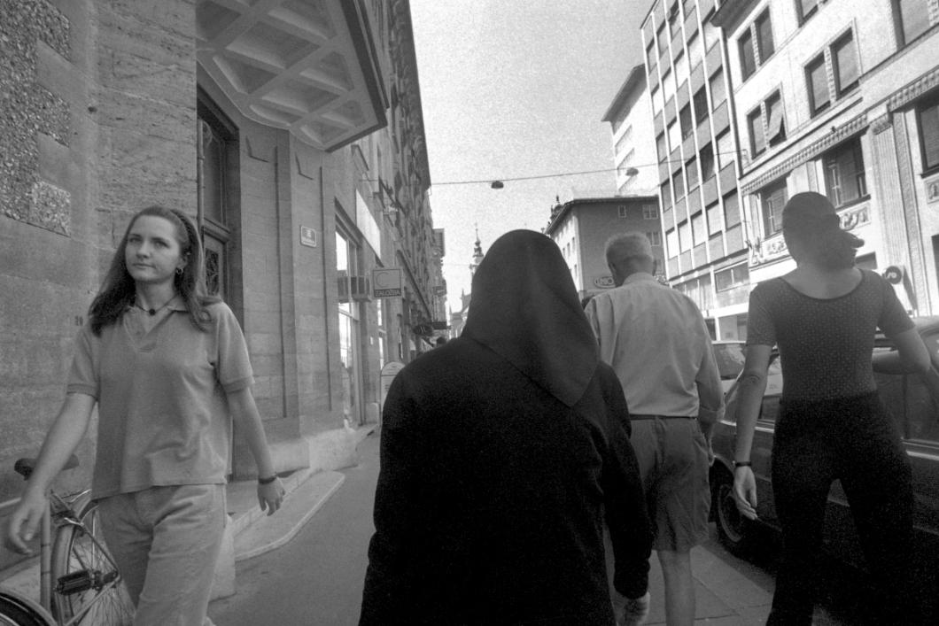 Prizor iz ljubljanskih ulic. Žalovanje, Miklošičeva ulica, Ljubljana, 1998, iz serije Slovenci. © MNSZS. Foto: Hanno Hardt. Fotografija je avtorsko zaščitena.