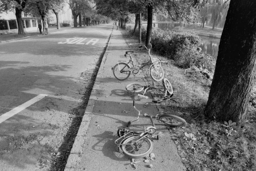 Prizor iz ljubljanskih ulic. Brezskrbno otroštvo na bregovih reke Ljubljanice, 1998, iz serije Slovenci. © MNSZS. Foto: Hanno Hardt. Fotografija je avtorsko zaščitena.