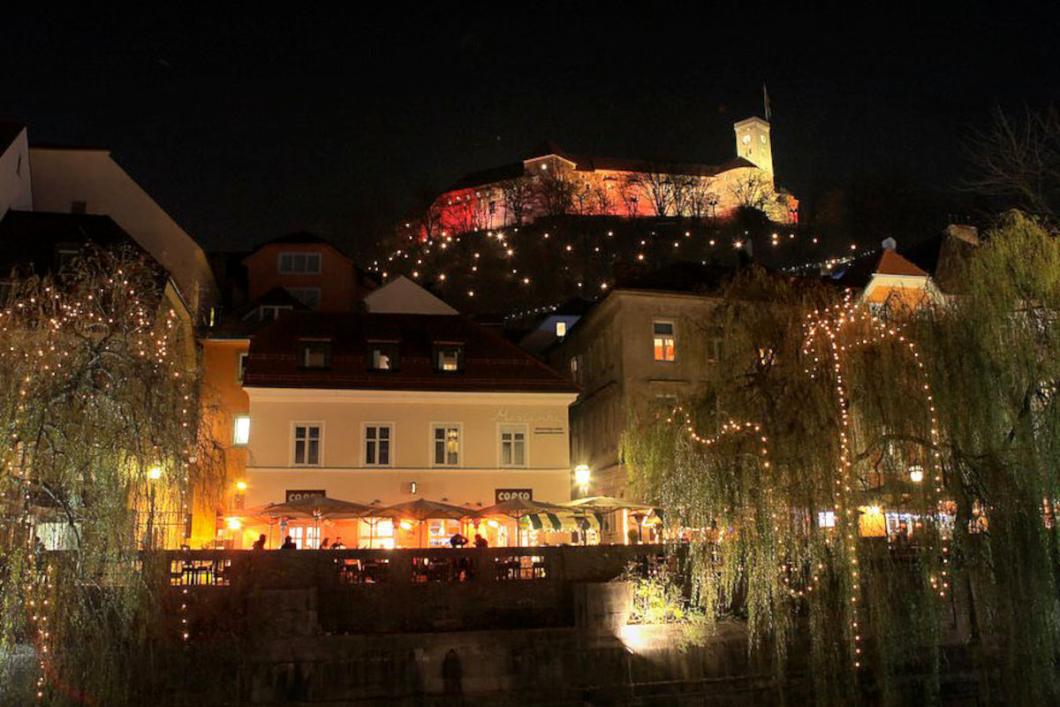 Ljubljanski grad na mestom, v prazničnih lučkah. Foto: Miha Mally