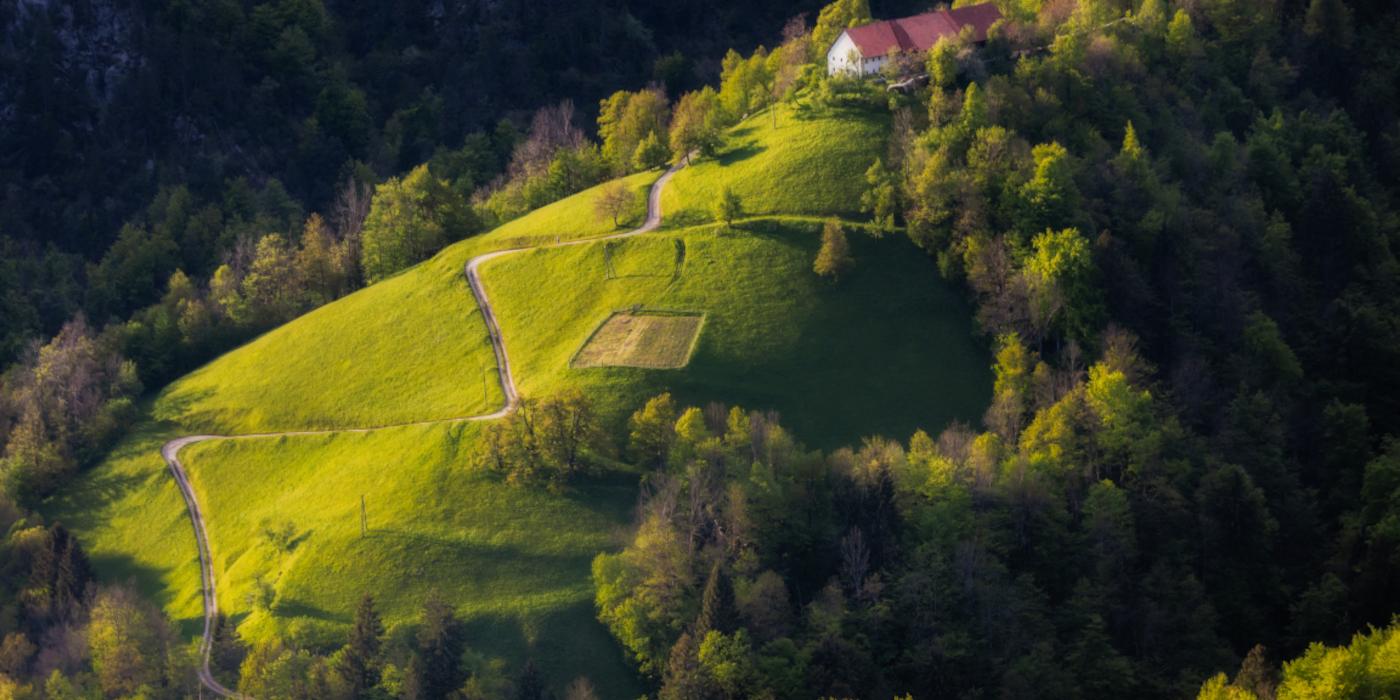 1400x780C96A0710 Pomladni pogled s poti na Polhograjsko Grmado