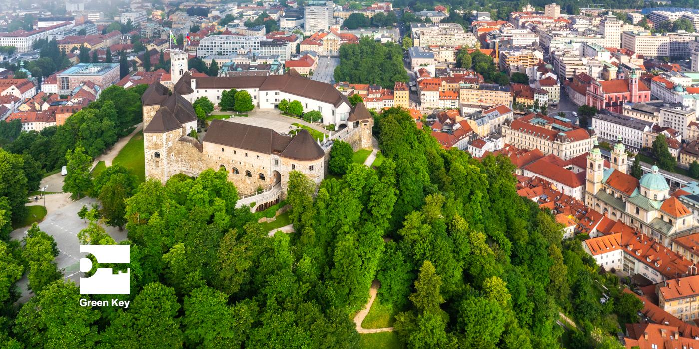 Ljubljanski grad z Grajskim gričem in Ljubljano v ozadju. Foto: Jošt Gantar