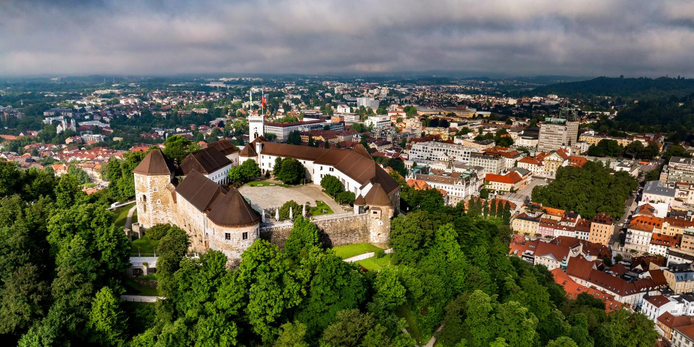 Ljubljanski grad iz zraka. Foto: Jošt Gantar